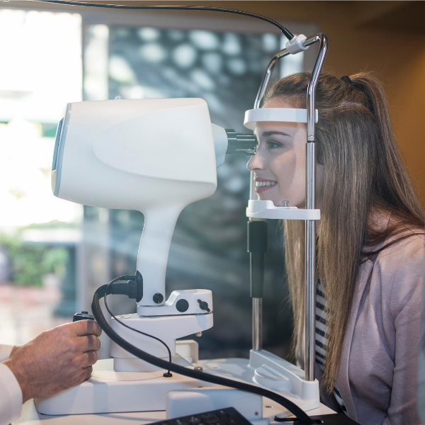 Examen des yeux et de la vue chez un médecin ophtalmologiste.